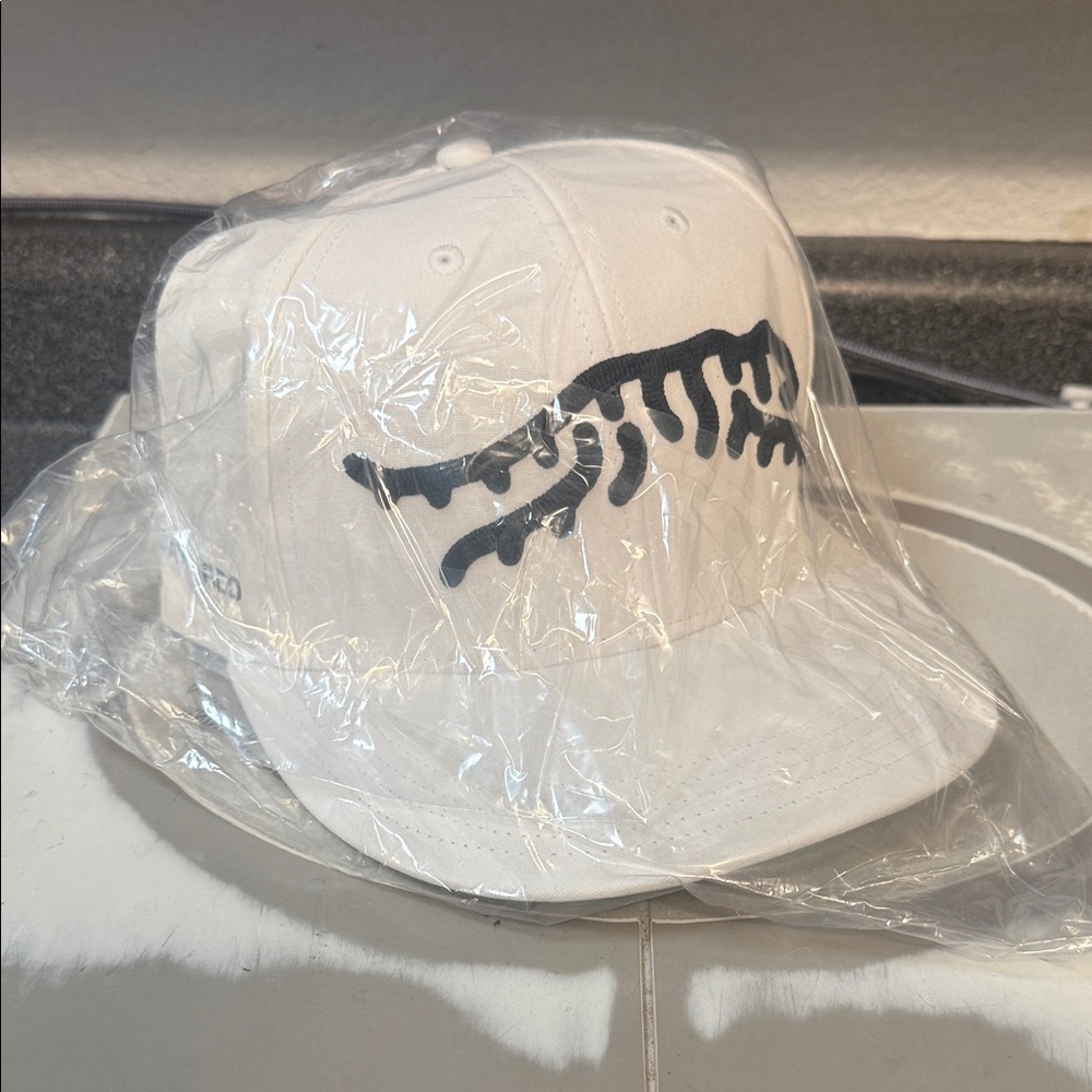 Sun Day Red Jupiter Mid Hat with Black Graphic Golf